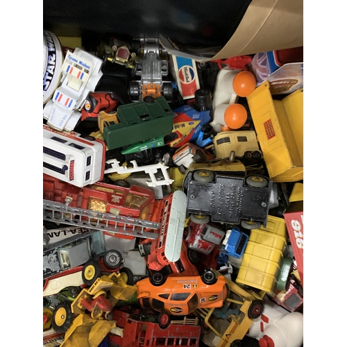 430A - A BOX OF ASSORTED DIE CAST VEHICLES AND FURTHER CAR MODELS