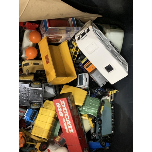 430A - A BOX OF ASSORTED DIE CAST VEHICLES AND FURTHER CAR MODELS