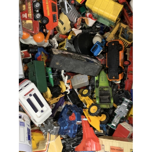 430A - A BOX OF ASSORTED DIE CAST VEHICLES AND FURTHER CAR MODELS