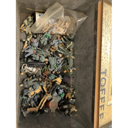 453 - A TIN OF ASSORTED ARMY FIGURES AND DIECAST ARMY VEHICLES