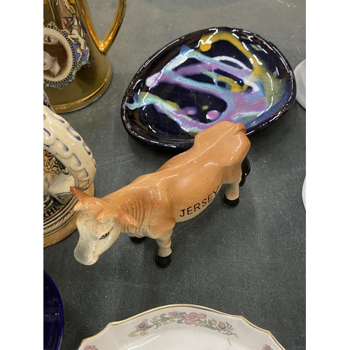 279 - A LARGE MIXED LOT TO INCLUDE CERAMIC ANIMALS, PLATES, TRINKET BOXES, TANKARDS, A WATCH SET, ETC