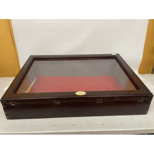 1 - A VINTAGE ADCOT STANTON TABLE TOP JEWELLERY DISPLAY CASE, 92 X 62CM