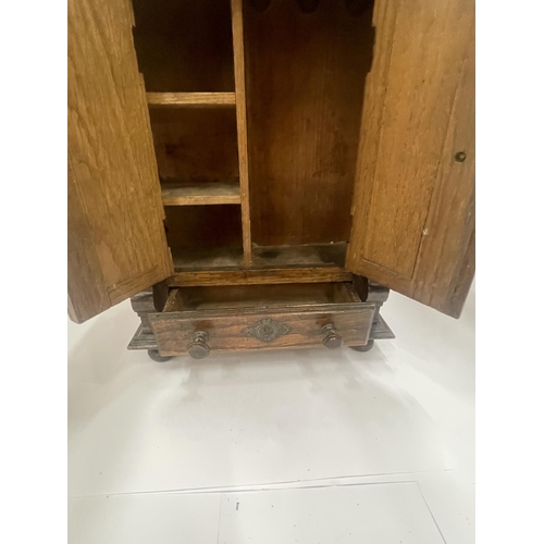 19 - A MINIATURE VINTAGE SALESMAN SAMPLE TWIN DOOR CUPBOARD