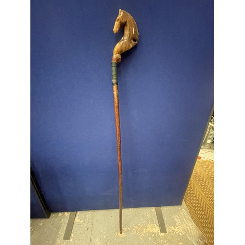 38 - A VINTAGE WALKING/THUMB STICK WITH HORSE HEAD DESIGN