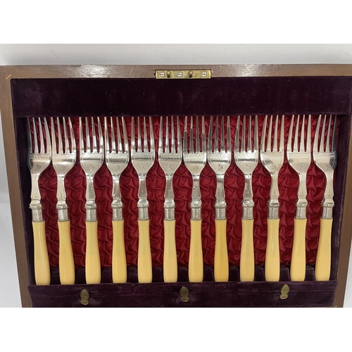 40 - A VINTAGE CASED SILVER PLATED CUTLERY SET