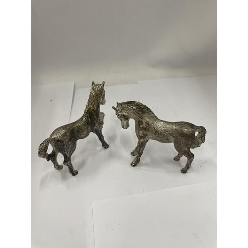 45 - A PAIR OF SILVER PLATED VINTAGE HORSE ANIMAL FIGURES, HEIGHT 9CM