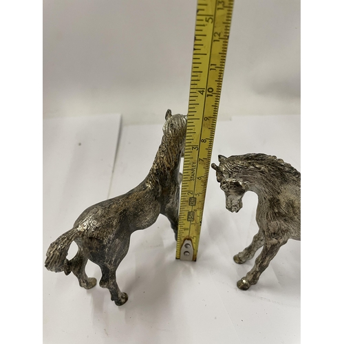 45 - A PAIR OF SILVER PLATED VINTAGE HORSE ANIMAL FIGURES, HEIGHT 9CM