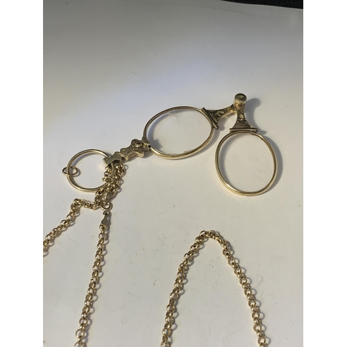 82 - A 9 CARAT GOLD CHAIN GROSS WEIGHT 4.29 GRAMS WITH A PAIR OF GOLD PLATED ORNATE PINCE NEZ