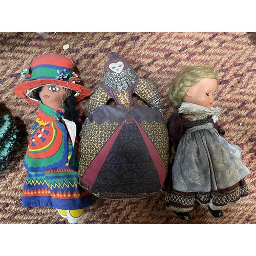 410 - A COLLECTION OF VINTAGE DOLLS IN NATIONAL DRESS WITH SOME ACCESSORIES - 17 IN TOTAL