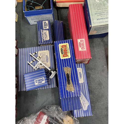 423 - A QUANTITY OF HORNBY DUBLO TRAIN ACCESSORIES TO INCLUDE 00 TRACK, POINTS, TRANSFORMERS, TWO 4022 SUR... 