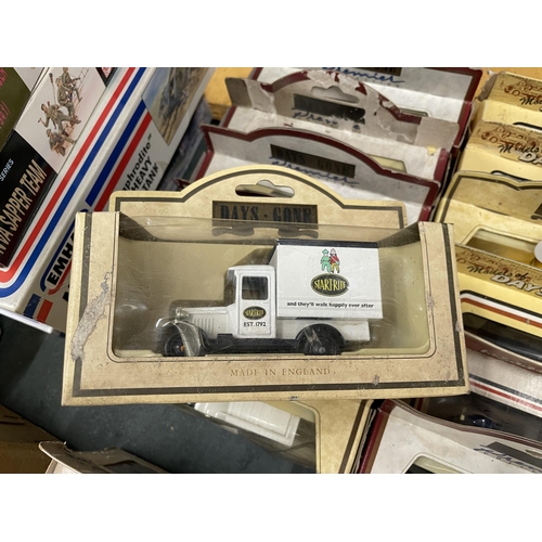 424 - A LARGE QUANTITY OF BOXED LLEDO DIE-CAST ADVERTISING VEHICLES OF 'DAYS GONE BY' TO INCLUDE BUSES AND... 