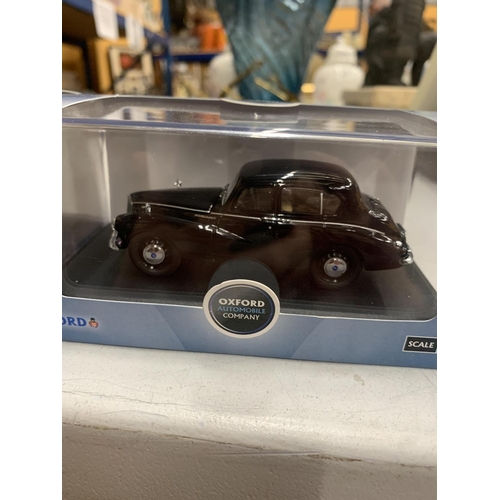 369 - TWO MINT BOXED OXFORD DIE-CAST MODELS TO INCLUDE A CREAM JAGUAR SS 2.5 SALOON (CODE JSS001) AND A BL... 