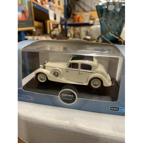 369 - TWO MINT BOXED OXFORD DIE-CAST MODELS TO INCLUDE A CREAM JAGUAR SS 2.5 SALOON (CODE JSS001) AND A BL... 