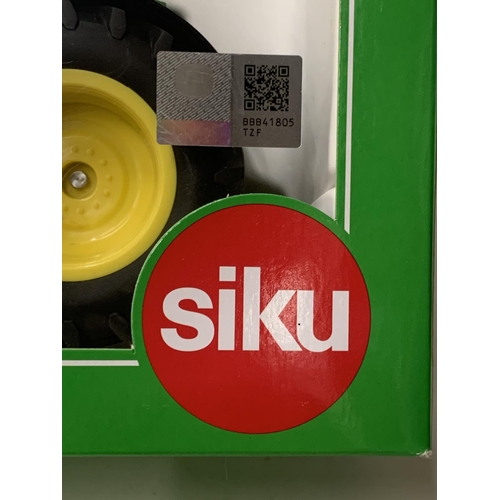 372 - A BOXED SIKU MODEL OF A JOHN DEERE 8R- 370 TRACTOR REF NO 43329 SCALE 1:32