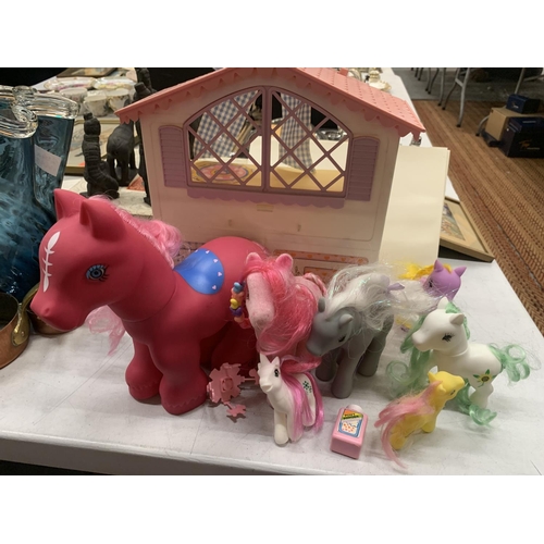 390 - A MY LITTLE PONY STABLE HOUSE AND PONIES