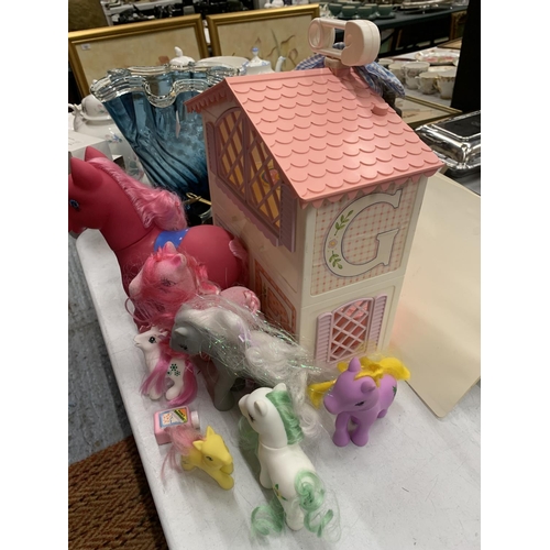 390 - A MY LITTLE PONY STABLE HOUSE AND PONIES