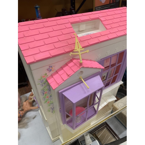 391 - A BARBIE HOUSE AND DOLLS