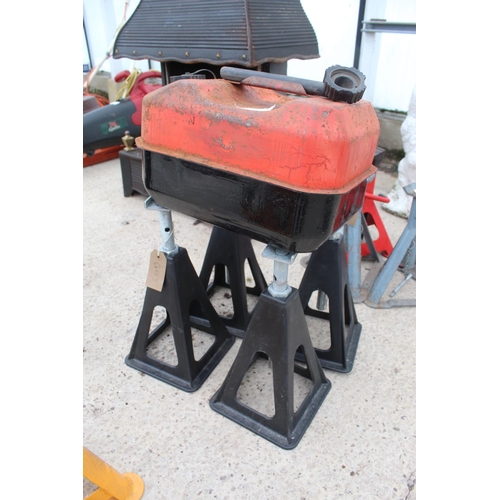 440 - 4 BLACK AXLE STANDS AND PETROL CAN  NO VAT