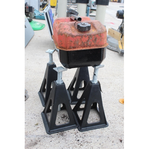 440 - 4 BLACK AXLE STANDS AND PETROL CAN  NO VAT