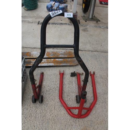 979 - MOTORBIKE STAND  NO VAT