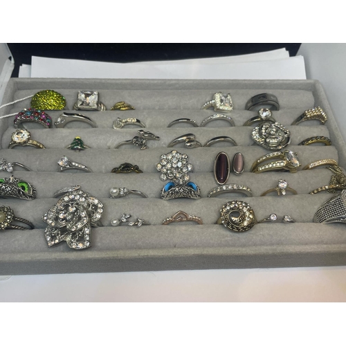 552 - FORTY VARIOUS DRESS RINGS SOME SILVER IN A PRESENTATION TRAY