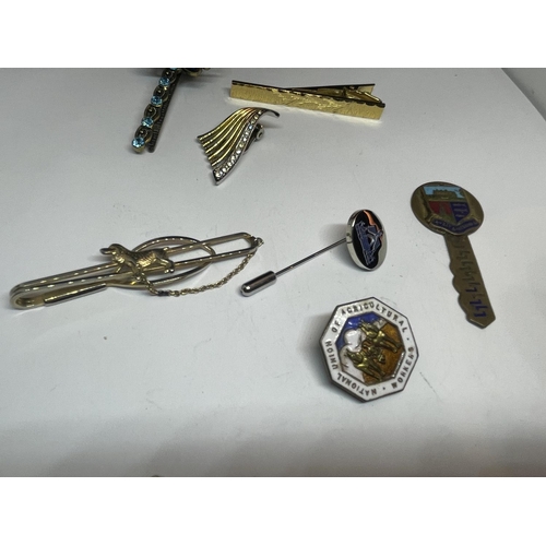 576 - ELEVEN VARIOUS TIE PINS, PIN BROOCHES BADGES ETC