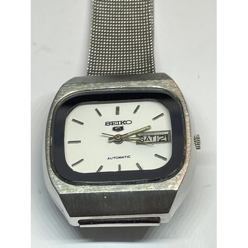 602 - A SEIKO RETRO AUTOMATIC WRIST WATCH SEEN WORKING BUT NO WARRANTY