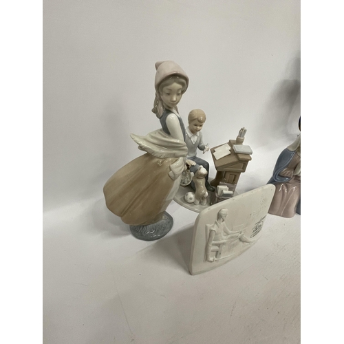 716 - FOUR LLADRO STYLE ITEMS TO INCLUDE A LLADRO COLLECTORS PLAQUE, NAO FIGURE, LEONARDO FIGURE ETC