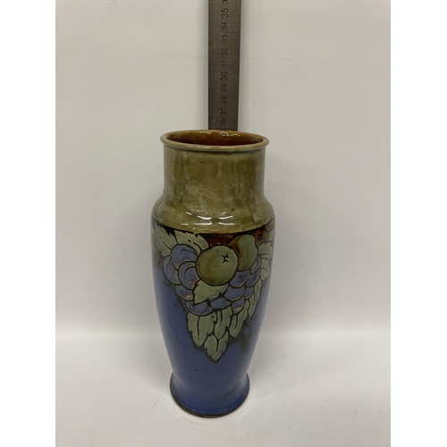 723 - A ROYAL DOULTON LAMBETH ART NOUVEAU STYLE VASE, HEIGHT 25CM