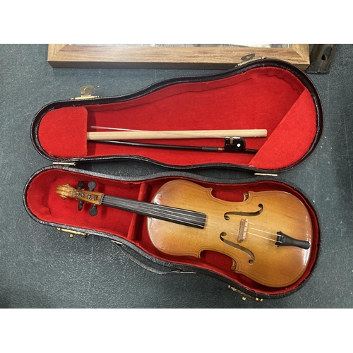 179 - A MIXED LOT TO INCLUDE TREEN WOODEN BOWL, MINIATURE CASED VIOLIN, HOGWARTS MIRROR ETC