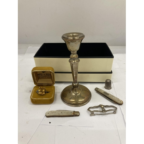 13 - A MIXED LOT OF SILVER AND FURTHER ITEMS TO INCLUDE A SILVER CANDLESTICK, BOXED CITRINE STYLE DRESS R... 