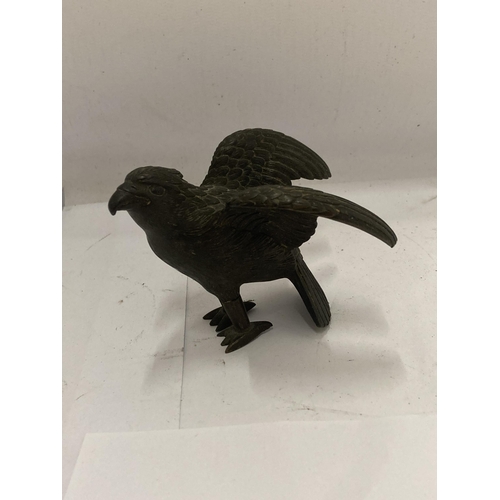 2 - A VINTAGE BRONZE MODEL OF AN EAGLE, HEIGHT 7.5CM