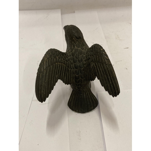 2 - A VINTAGE BRONZE MODEL OF AN EAGLE, HEIGHT 7.5CM