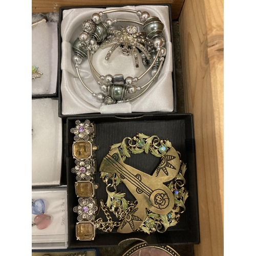 26 - A TABLE TOP JEWELLERY DISPLAY CABINET WITH ASSORTED BOXED JEWELLERY AND COLLECTABLE ITEMS, OPERA GLA... 