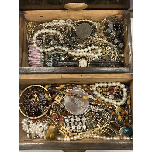 35 - A VINTAGE JEWELLERY CHEST CONTAINING COSTUME JEWELLERY ITEMS