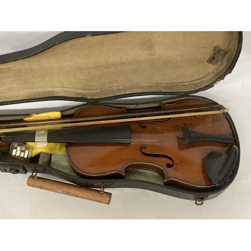 40 - A VINTAGE CASED VIOLIN WITH BOW