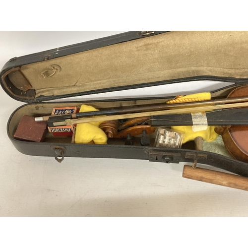 40 - A VINTAGE CASED VIOLIN WITH BOW