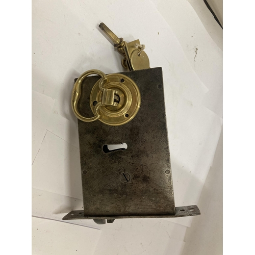 5 - A LATE 18TH / EARLY 19TH CENTURY CAST LOCK, BRASS ESCUCHIONS AND KEY