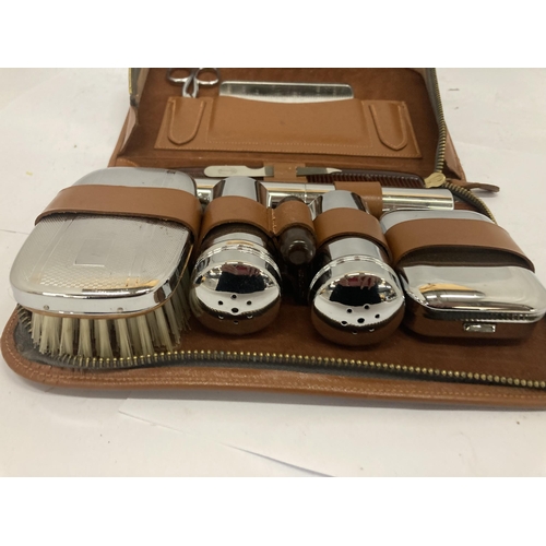 216 - A VINTAGE CASED GENTLEMEN'S GROOMING SET