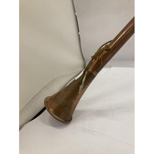 230 - A LARGE VINTAGE COPPER HUNTING HORN