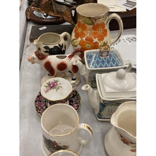 236 - A MIXED GROUP OF CERAMICS TO INCLUDE VINTAGE COW CREAMER, CUPS, SAUCERS, NOVELTY TEAPOTS ETC