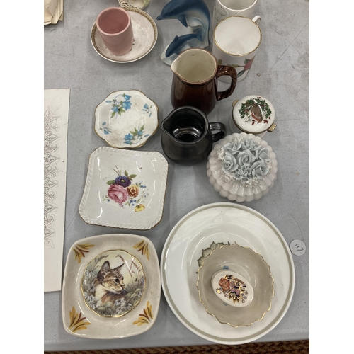 260 - A QUANTITY OF CERAMIC ITEMS TO INCLUDE TRINKET DISHES, VASES, JUGS, TRINKET BOXES, ETC