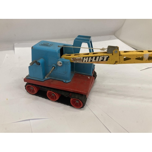 264 - A 1960'S TIN PLATE HI-LIFT TRI-ANG CRANE