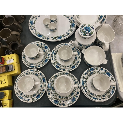 281 - A LARGE PART DINNER SERVICE