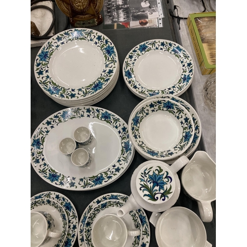 281 - A LARGE PART DINNER SERVICE