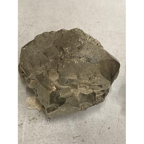 919 - A METAL ORE ROCK