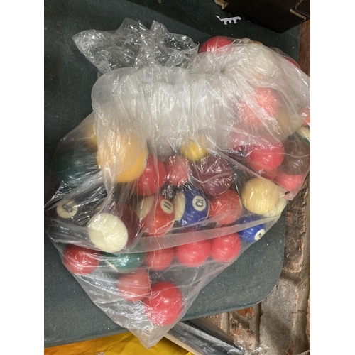 923 - A GROUP OF POOL BALLS, STEERING WHEEL AND BOXED MINI CARPET BOWLS SET