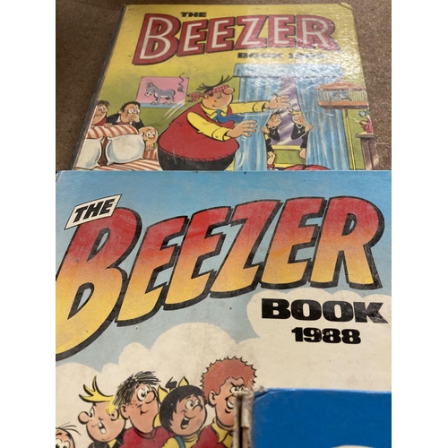 937 - A GROUP OF DANDY AND BEEZER ANNUALS AND A BEANO CLASSROOM CHAOS GAME