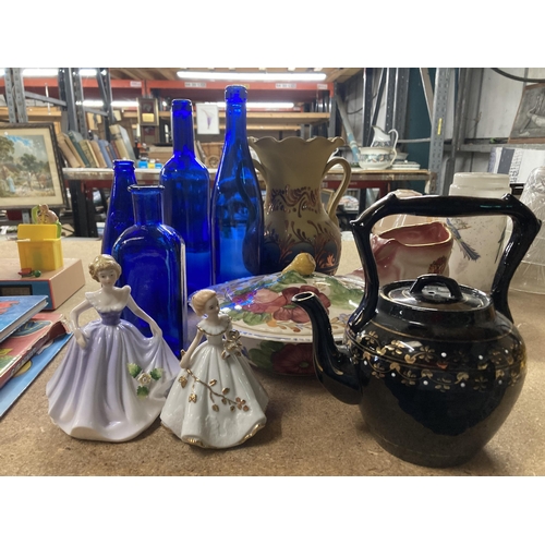 938 - A MIXED LOT TO INCLUDE BLUE GLASS BOTTLES, FIGURES, FURTHER CERAMICS ETC