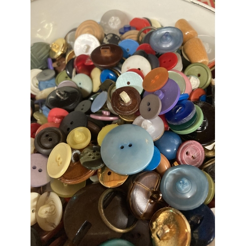 978 - A TIN OF ASSORTED BUTTONS